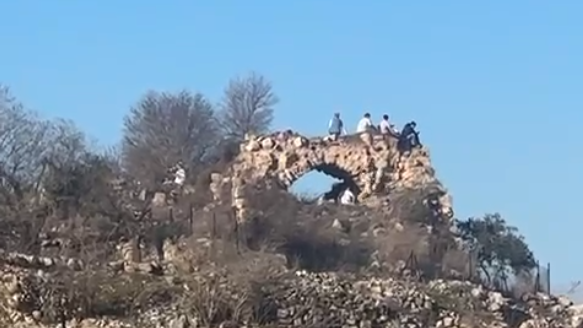 مستوطنون يعتدون على المواطنين في المغير ويقتحمون قرية سنجل