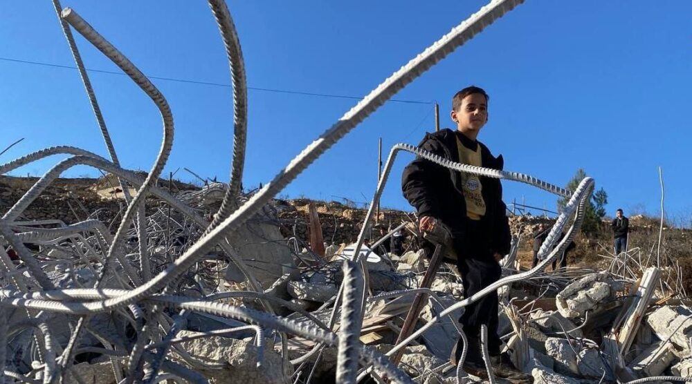 الاحتلال يهدم منزلاً ويصيب مواطناً بالرصاص في شيوخ العروب شمال الخليل