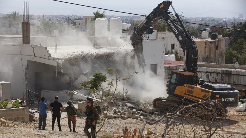 الاحتلال يُصدر قرارا بهدم 8 منازل و5 بركسات في عناتا شمال شرق القدس