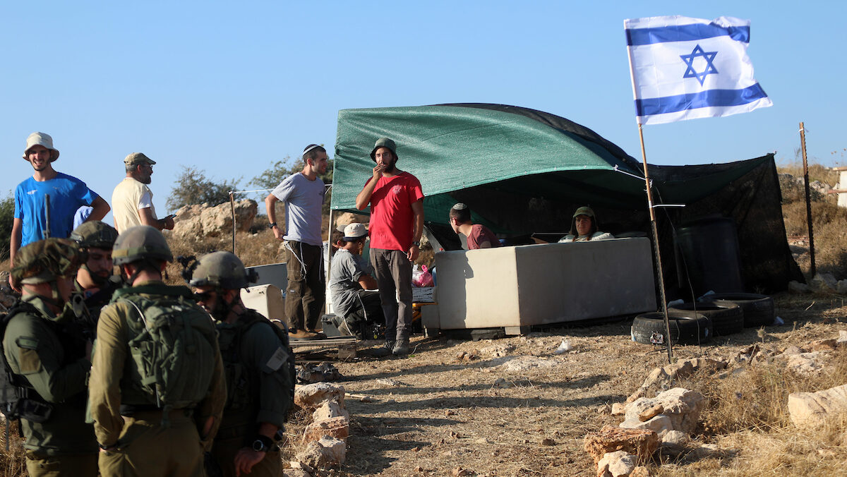 مستوطنون يقيمون بؤرة استيطانية جديدة جنوب نابلس