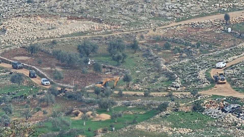 الاحتلال يهدم غرفة زراعية ويغلق مكب نفايات في شقبا غرب رام الله