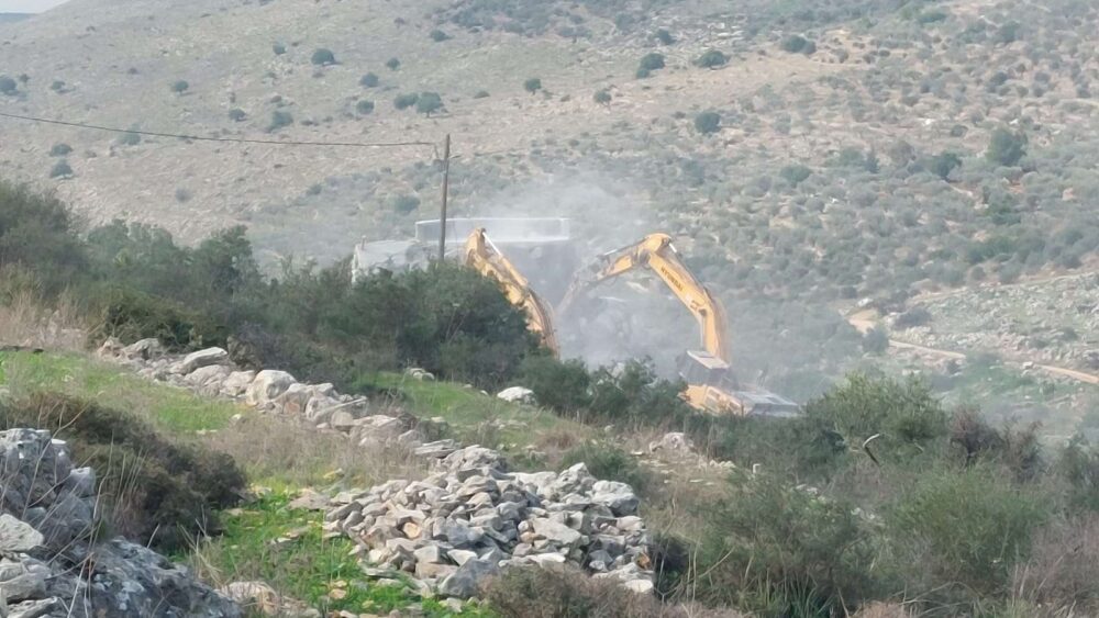 الاحتلال يهدم منزلين ويردم بئري مياه في كفر الديك غرب سلفيت