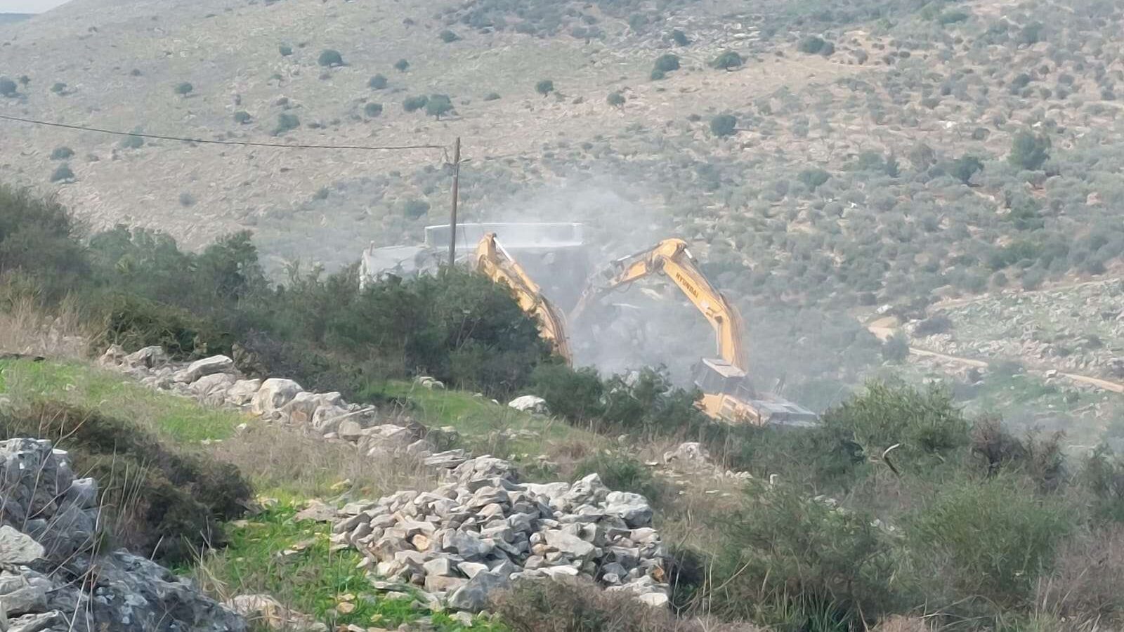 الاحتلال يهدم منزلين ويردم بئري مياه في كفر الديك غرب سلفيت