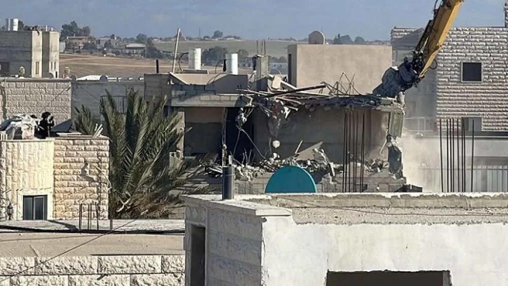 الاحتلال يهدم منزلاً مأهولاً في الداخل الفلسطيني المحتل