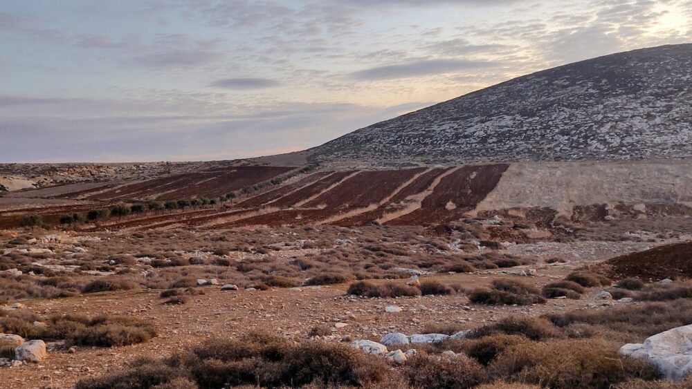 مستوطنون يجرفون أراضي المواطنين قرب قرية مخماس