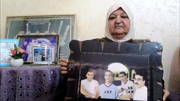 الاحتلال يمنع عائلة أبو حميد من السفر عبر معبر الكرامة للقاء أبنائها المبعدين إلى مصر