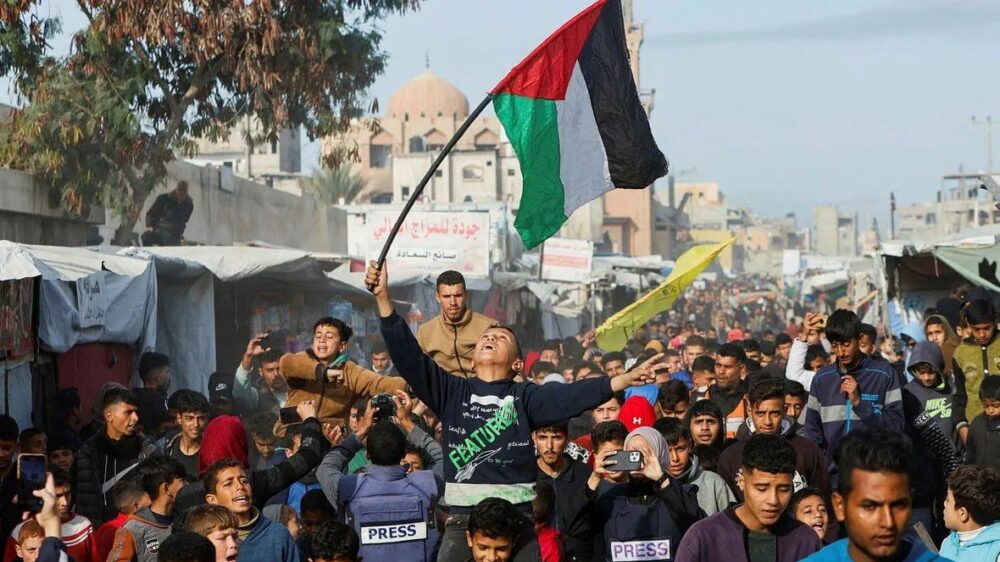 مشهد للأهالي خلال احتفالهم وتوجههم إلى بلداتهم بعد سريان وقف إطلاق النار في غزة.