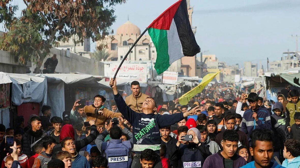 مشهد للأهالي خلال احتفالهم وتوجههم إلى بلداتهم بعد سريان وقف إطلاق النار في غزة.