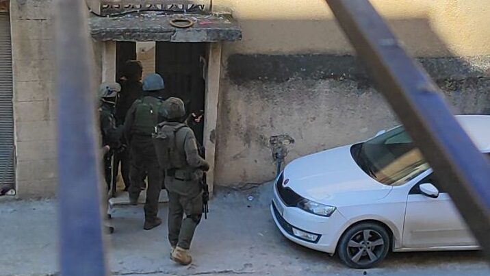 الاحتلال يقتحم نابلس ويداهم منزلاً ومحلين تجاريين