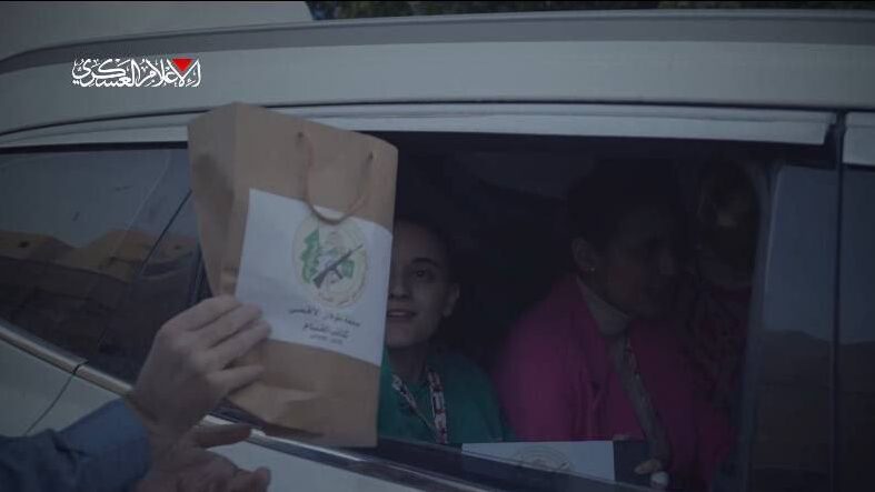 كتائب القسام تسلم أسيرات الاحتلال هدايا تذكارية و"قرارات إفراج"