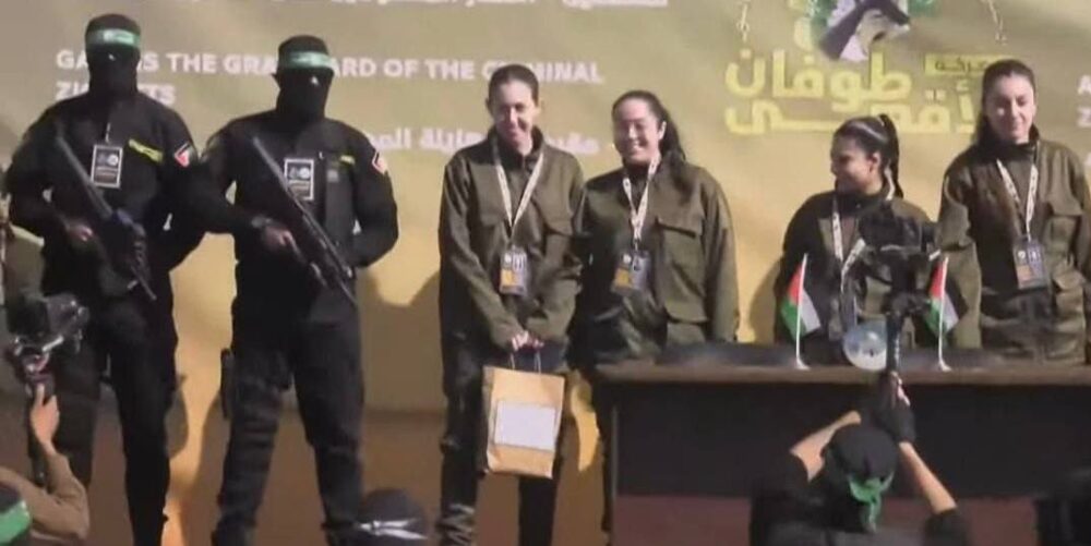 كتائب القسام تُفرج عن 4 مجندات أسيرات في الدفعة الثانية من صفقة التبادل