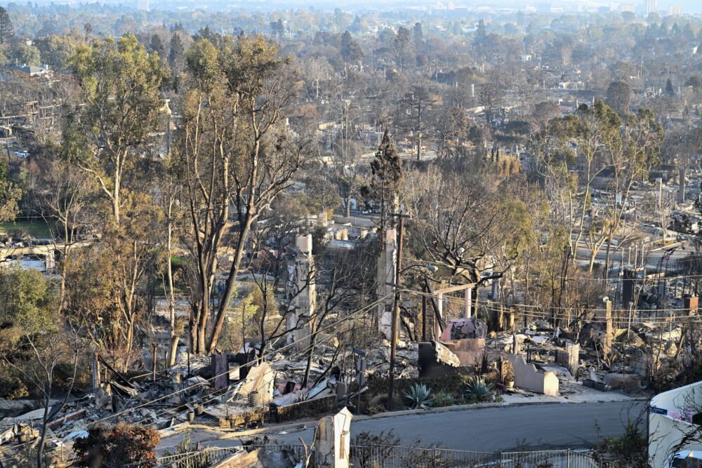 اتساع نطاق الحرائق في لوس أنجلوس وارتفاع حصيلة القتلى إلى 16وتدمير أكثر من 12 ألف مبنى