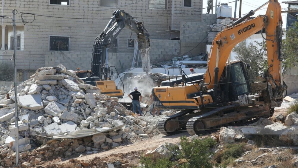 الاحتلال يهدم 10 منازل ومطعماً ومصلى في عدة محافظات بالضفة الغربية بما فيها القدس