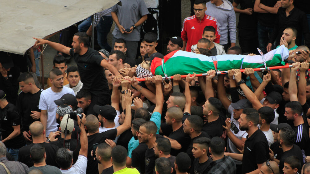 مسيرة للاحتلال تقصف مخيم بلاطة خلال تشييع جثمان الشهيد حشاش