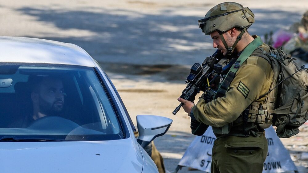 الاحتلال يحتجز عددا من المواطنين ومركباتهم غرب الخليل