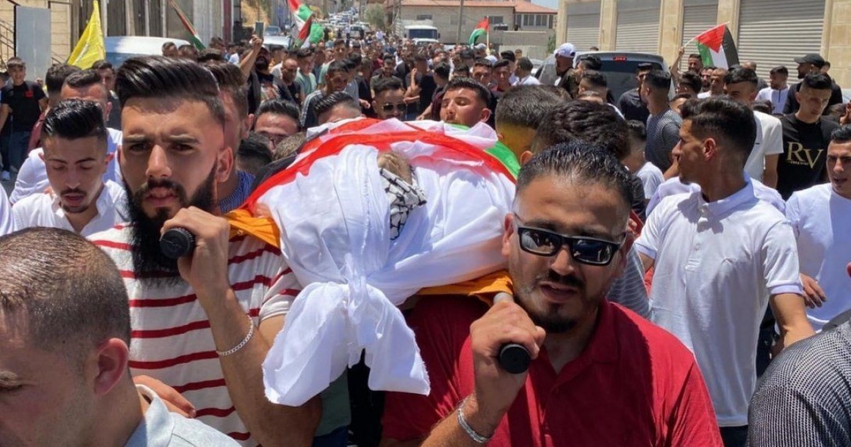 تشييع جثمان الشهيدة جرادات في بلدة سعير شمال شرق الخليل