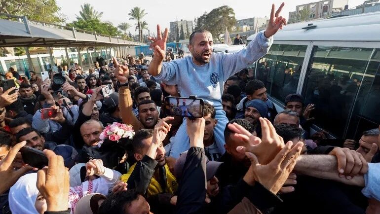 الاحتلال يعرقل الإفراج عن الأسرى ويضيّق الخناق لمنع الاحتفالات بتحررهم