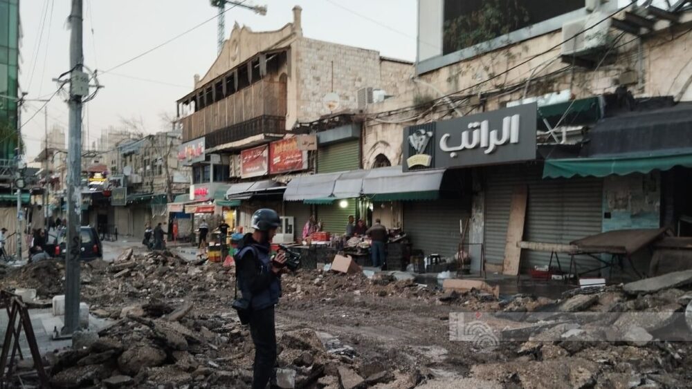 الاحتلال يجبر المواطنين شرق مخيم جنين على إخلاء منازلهم 