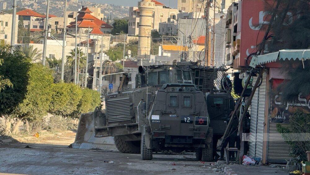 الاحتلال يقتحم عقبة جبر جنوب أريحا ويحاصر منزلين