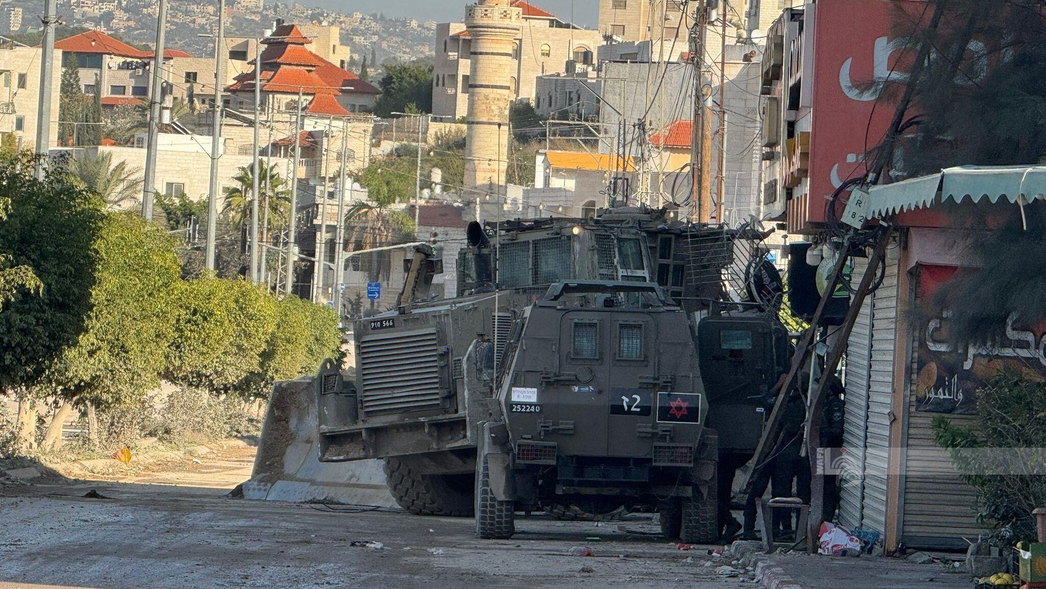 الاحتلال يقتحم عقبة جبر جنوب أريحا ويحاصر منزلين