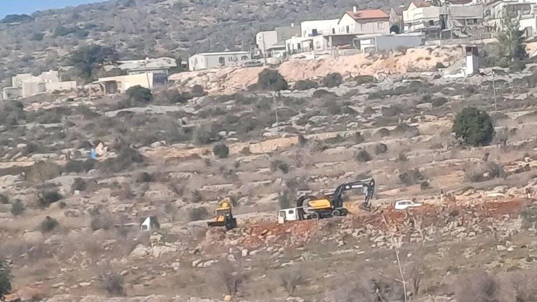 مستوطنون يجرفون الطريق الرئيس لخمس قرى جنوب نابلس