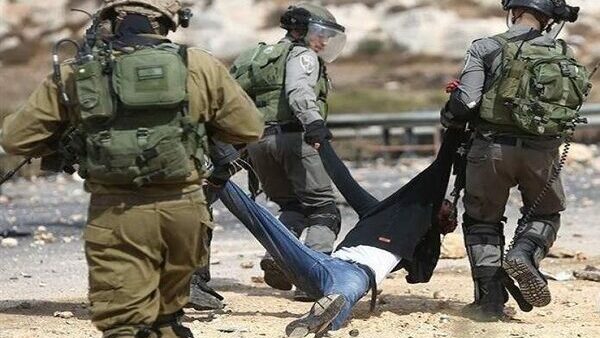 الاحتلال يعتقل مواطناً بعد اعتداء مستوطنين عليه جنوب الخليل