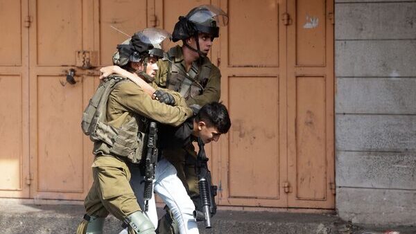 الاحتلال يعتقل طفلا عقب الاعتداء عليه جنوب نابلس