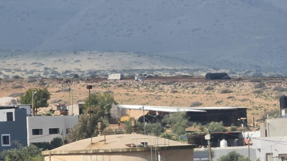 مستوطنون يضعون كرفانات ومعرشات غرب بردلة بالأغوار الشمالية