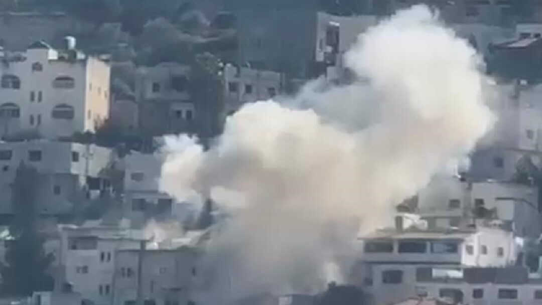 طيران الاحتلال يقصف مبنى في مخيم جنين