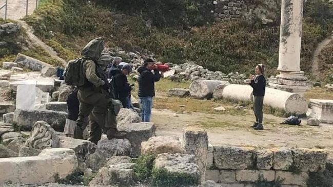 مستوطنون يعتدون على مسن من سبسطية شمال غرب نابلس