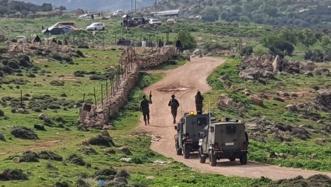 مستوطنون يحتجزون مواطنيْن شرق سلفيت