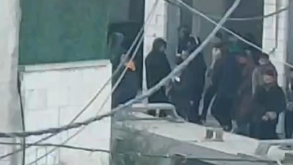 الاحتلال يعتقل مواطنين ويحتجز أكثر من 50 آخرين من محافظة الخليل