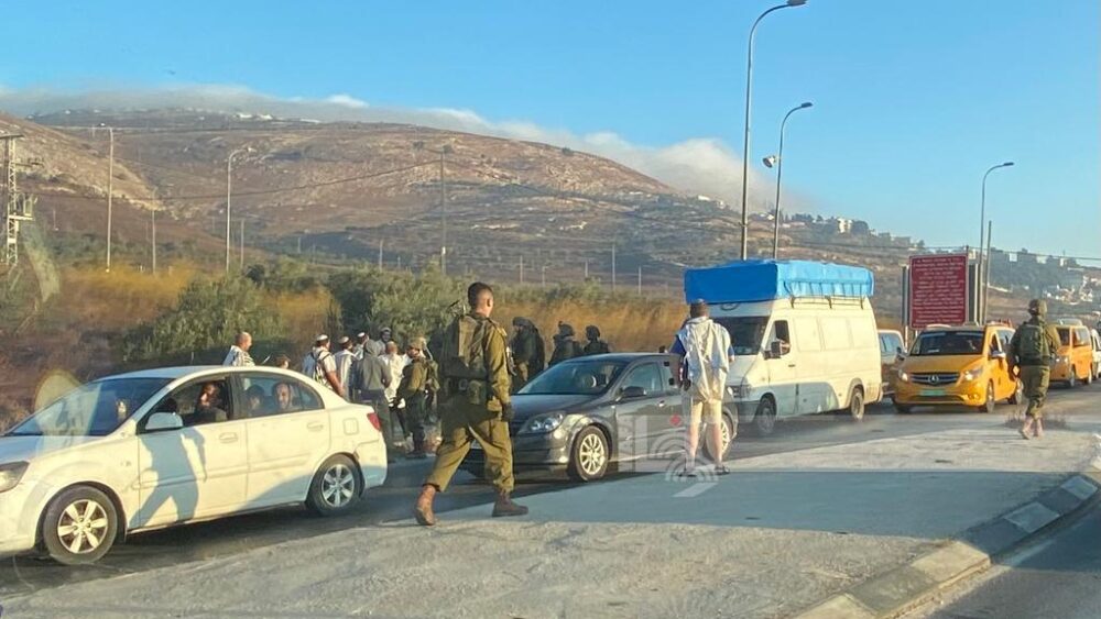 مستوطنون يهاجمون مركبات المواطنين جنوب نابلس