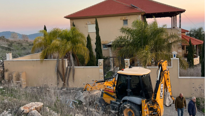 السلطات الإسرائيلية تجبر مواطنا على هدم منزله في وادي عارة