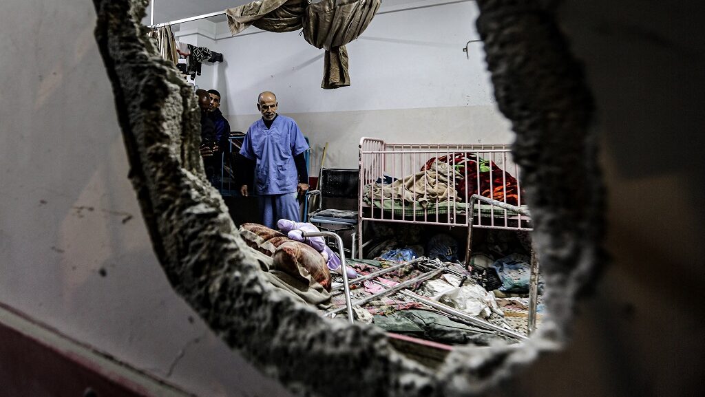 مجمع ناصر الطبي: توقف الخدمة الصحية باستثناء أقسام العناية والعمليات لنفاد الوقود