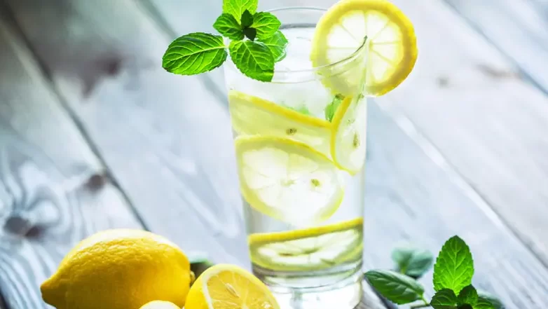 يحارب الشيخوخة ويحسن الهضم.. أضف هذا المكون إلى الليمون