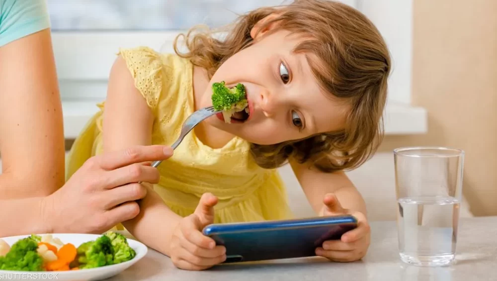 دراسة تربط الوزن الزائد لدى الأطفال بالهاتف والتلفزيون..كيف؟