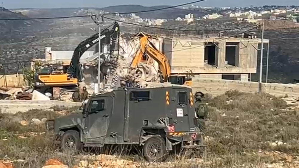 الاحتلال يهدم منزلاً في دير إبزيع غرب رام الله