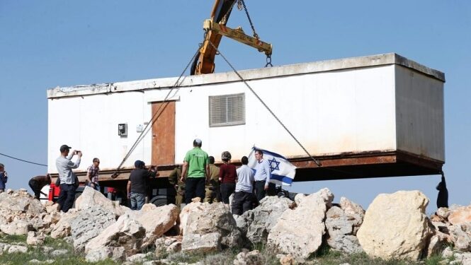 مستوطنون يوسعون بؤرة استيطانية قرب الجفتلك شمال أريحا