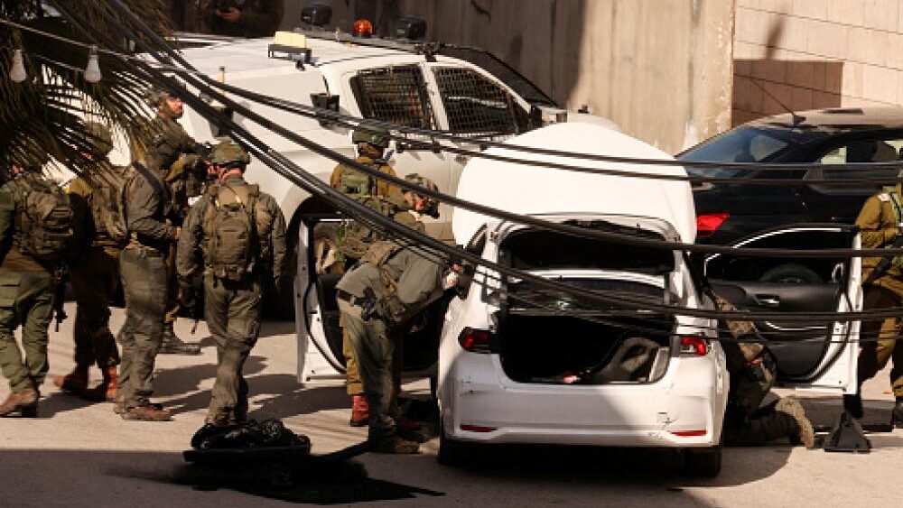 الاحتلال يستولي على عدد من المركبات في كفر نعمة وبلعين غرب رام الله