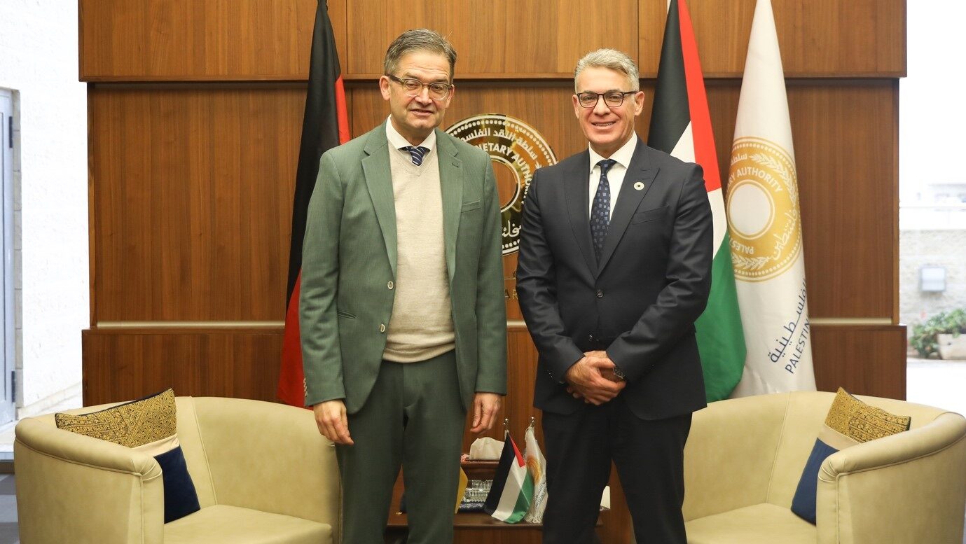 محافظ سلطة النقد يبحث التعاون المصرفي والاقتصادي مع السفيرين الألماني والأردني