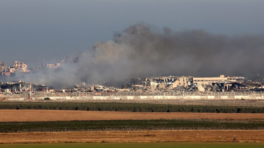 إصابتان بقصف الاحتلال جرافة وسط قطاع غزة