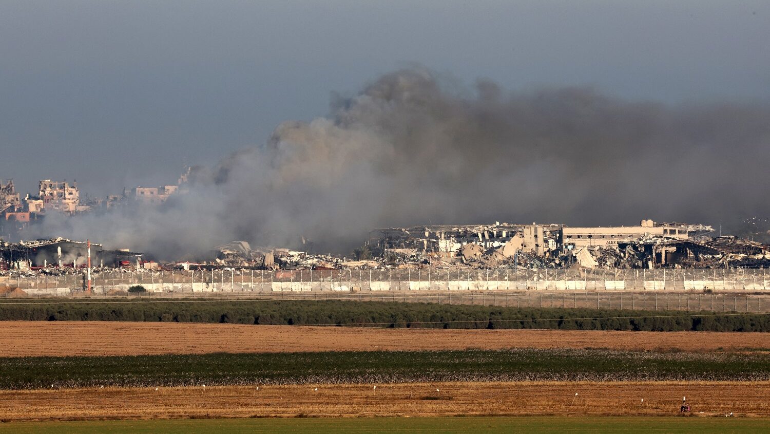 إصابتان بقصف الاحتلال جرافة وسط قطاع غزة