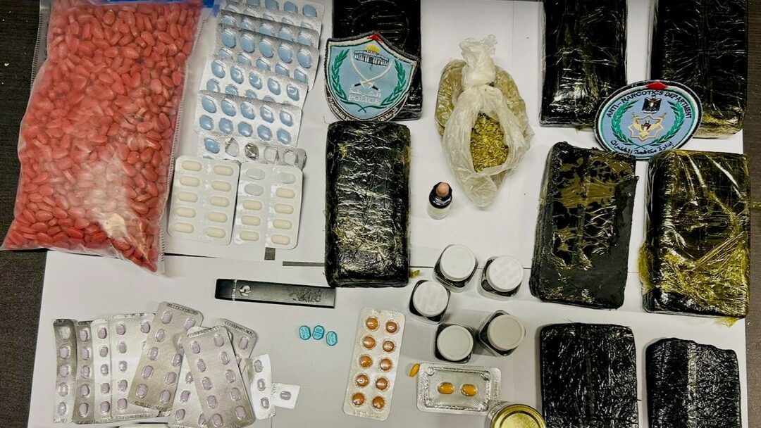 الشرطة: ضبط 3 كغم من مادة الحشيش وحبوباً وعقاقير مخدرة بحوزة تاجر مخدرات و3 أشخاص في ضواحي القدس