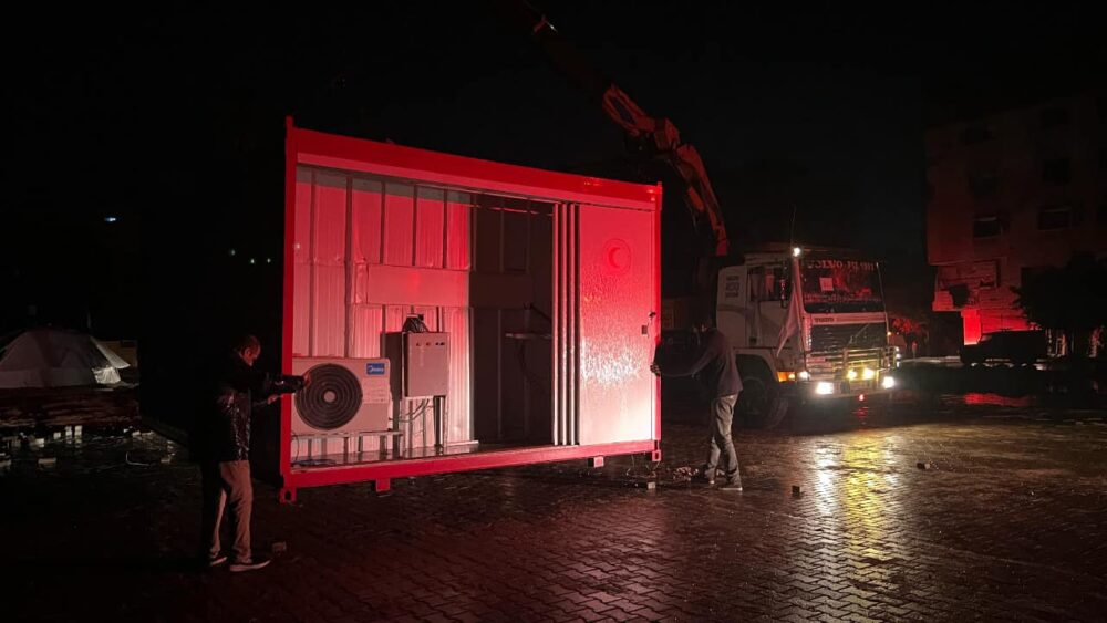 الهلال الأحمر الفلسطيني ينتهي من نقل المستشفى الميداني الأول في مدينة غزة