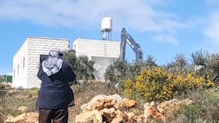 الاحتلال يهدم منزلاً ويشرد قاطنيه في مجدل بني فاضل جنوب نابلس