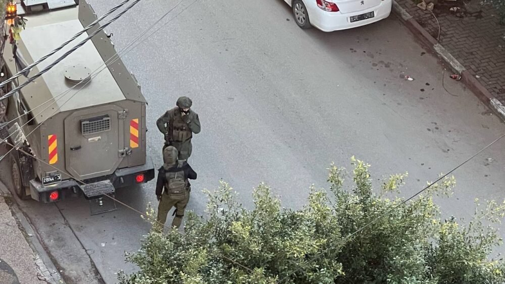 الاحتلال يقتحم مدينة نابلس ويستولي على تسجيلات كاميرات مراقبة