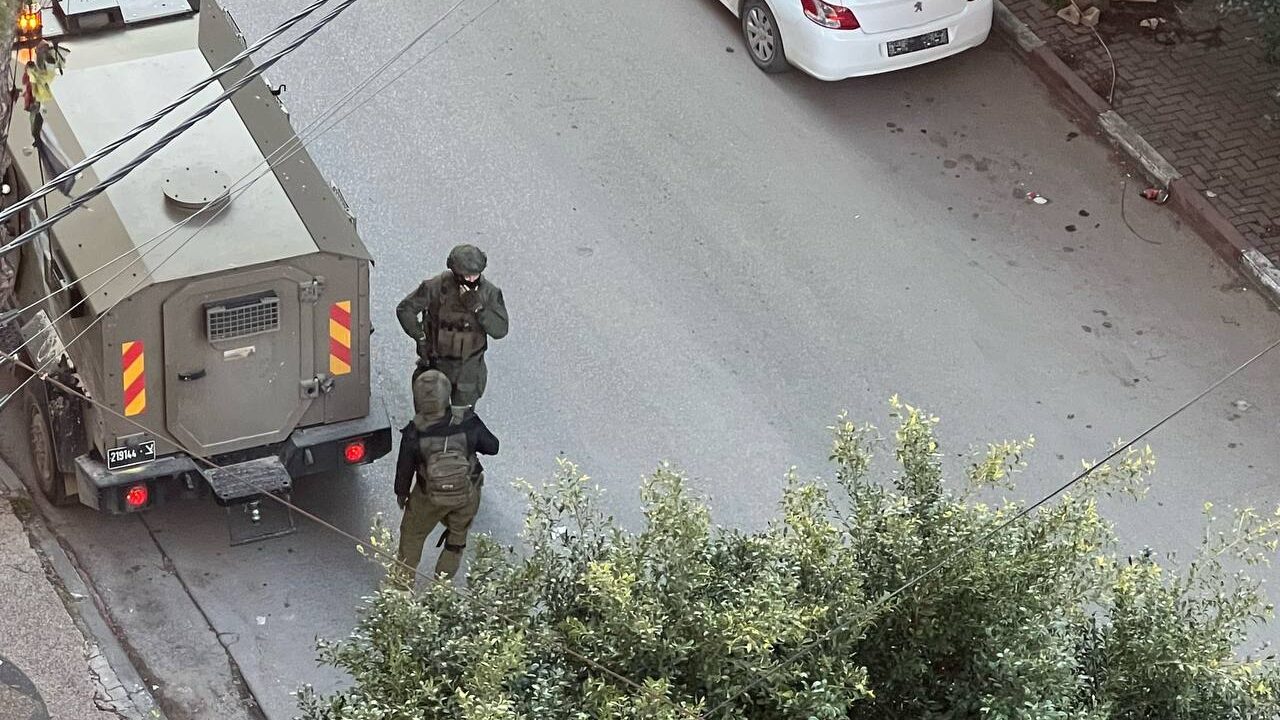 الاحتلال يقتحم مدينة نابلس ويستولي على تسجيلات كاميرات مراقبة