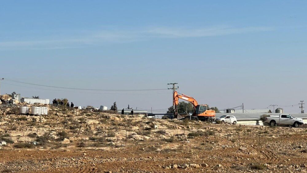 مستوطنون يقدمون على تجريف أراضي المواطنين في مسافر يطا