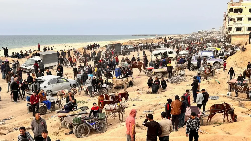 استشهاد طفل وإصابات في قصف الاحتلال شارع الرشيد